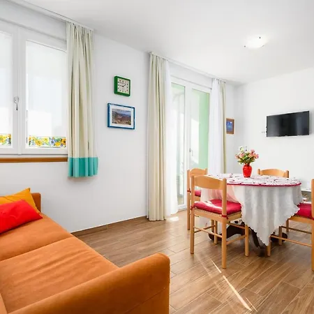 Andrea House With بيت ضيافة أوماغ